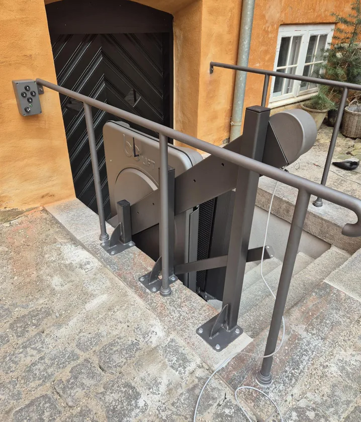 Detail goederen-traplift — anodised aluminium rail en stanchion-montage