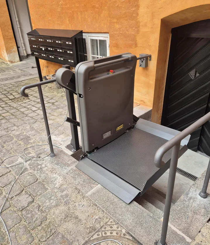 Goederen-traplift opgevouwen tegen muur — slechts 350 mm uitsteek