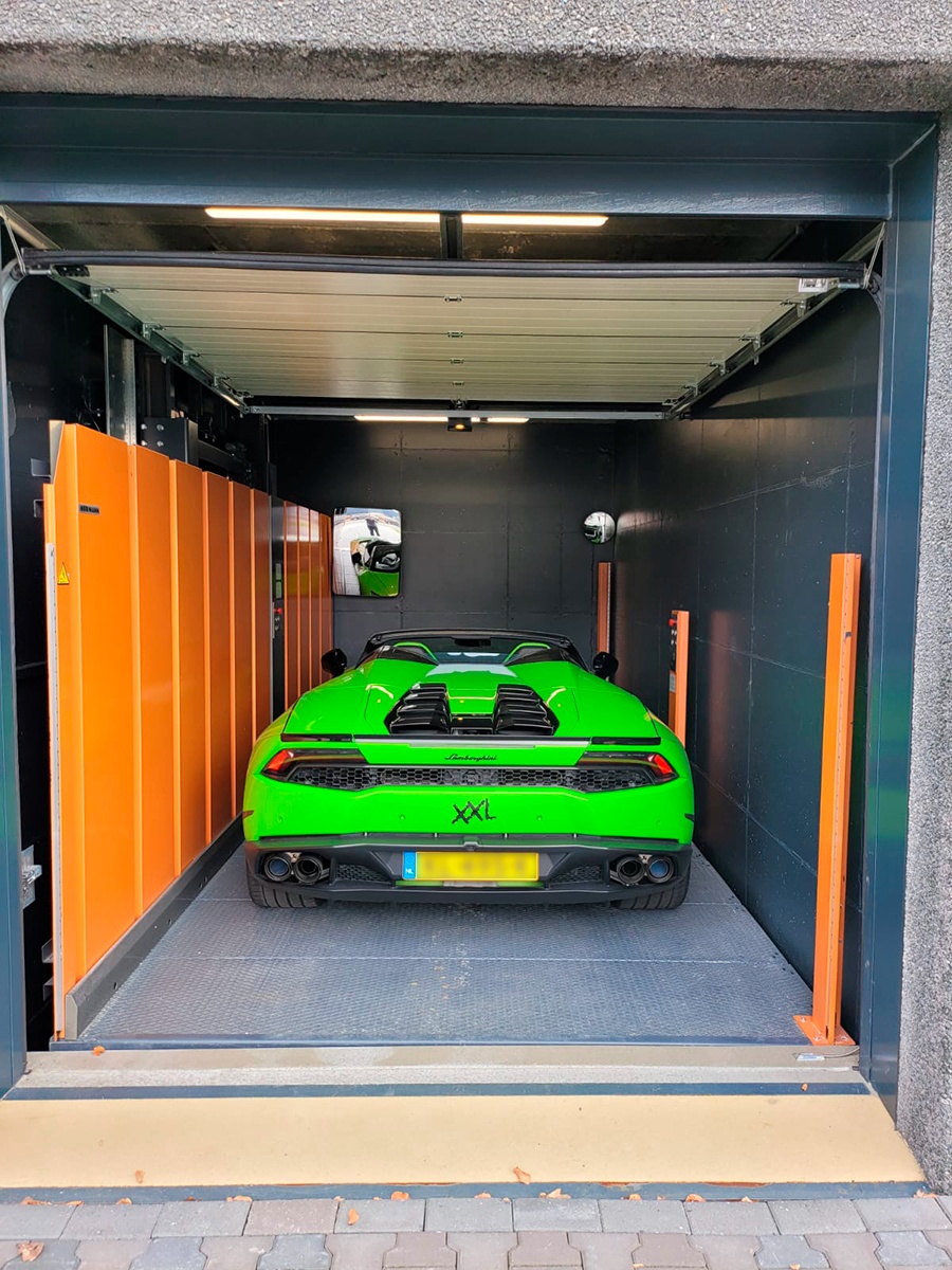 Autolift in garage met sportwagen — vergelijking met heftafel