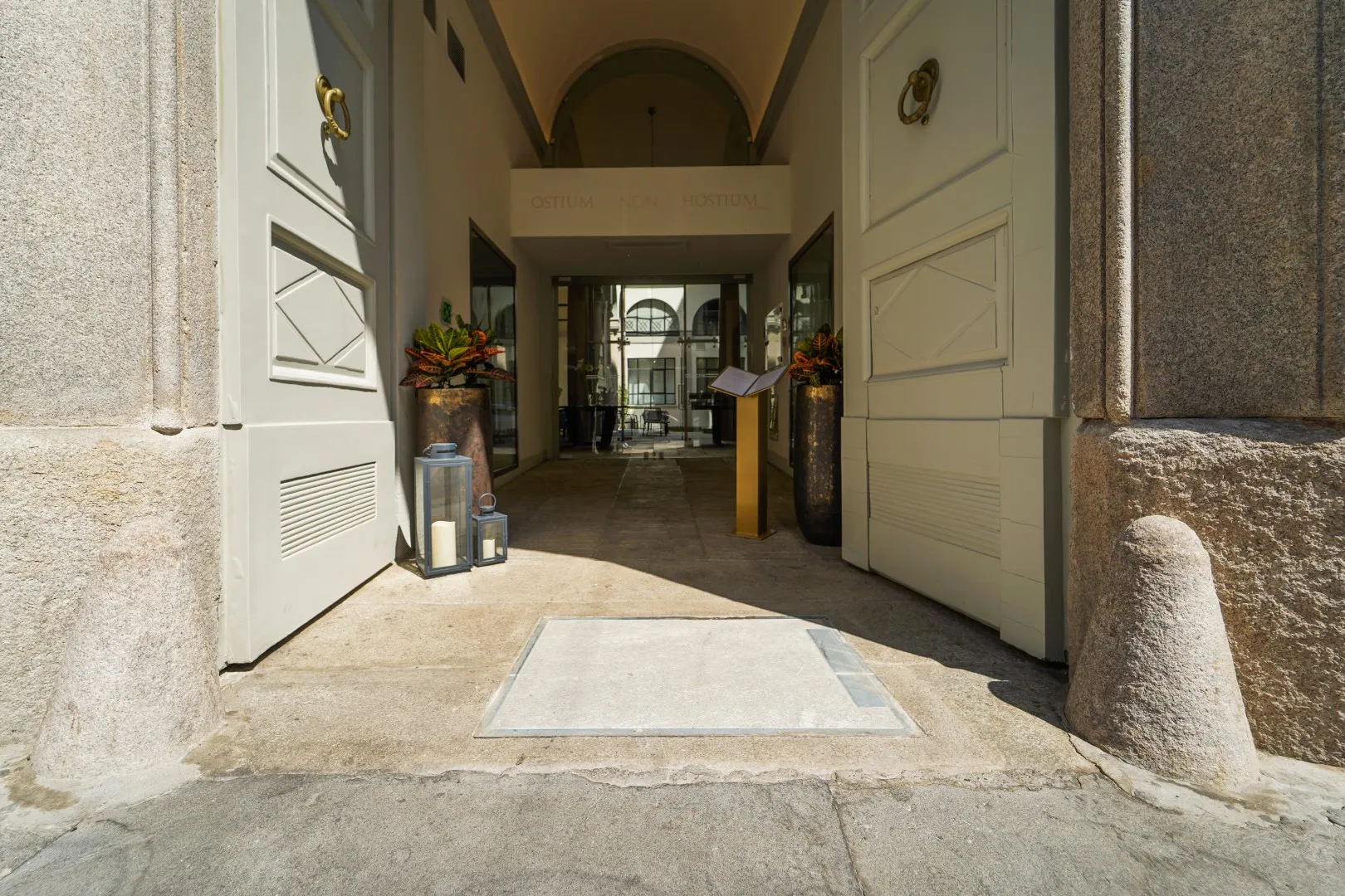 UPRT verzonken lift kerk monument laadruimte