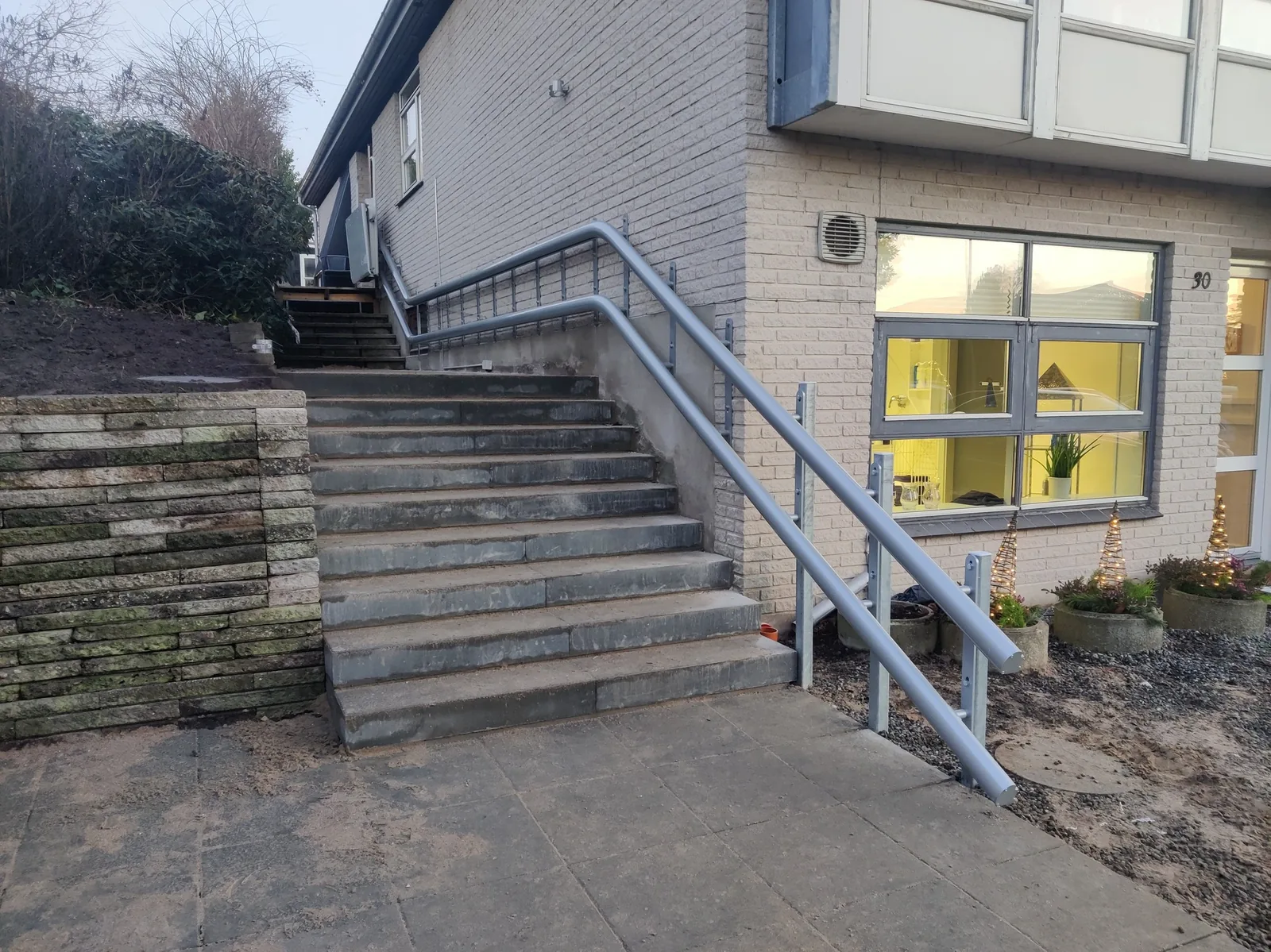 Detail Internal Drive railsysteem voor plateaulift bochtige trap — geïntegreerde leuning-functie