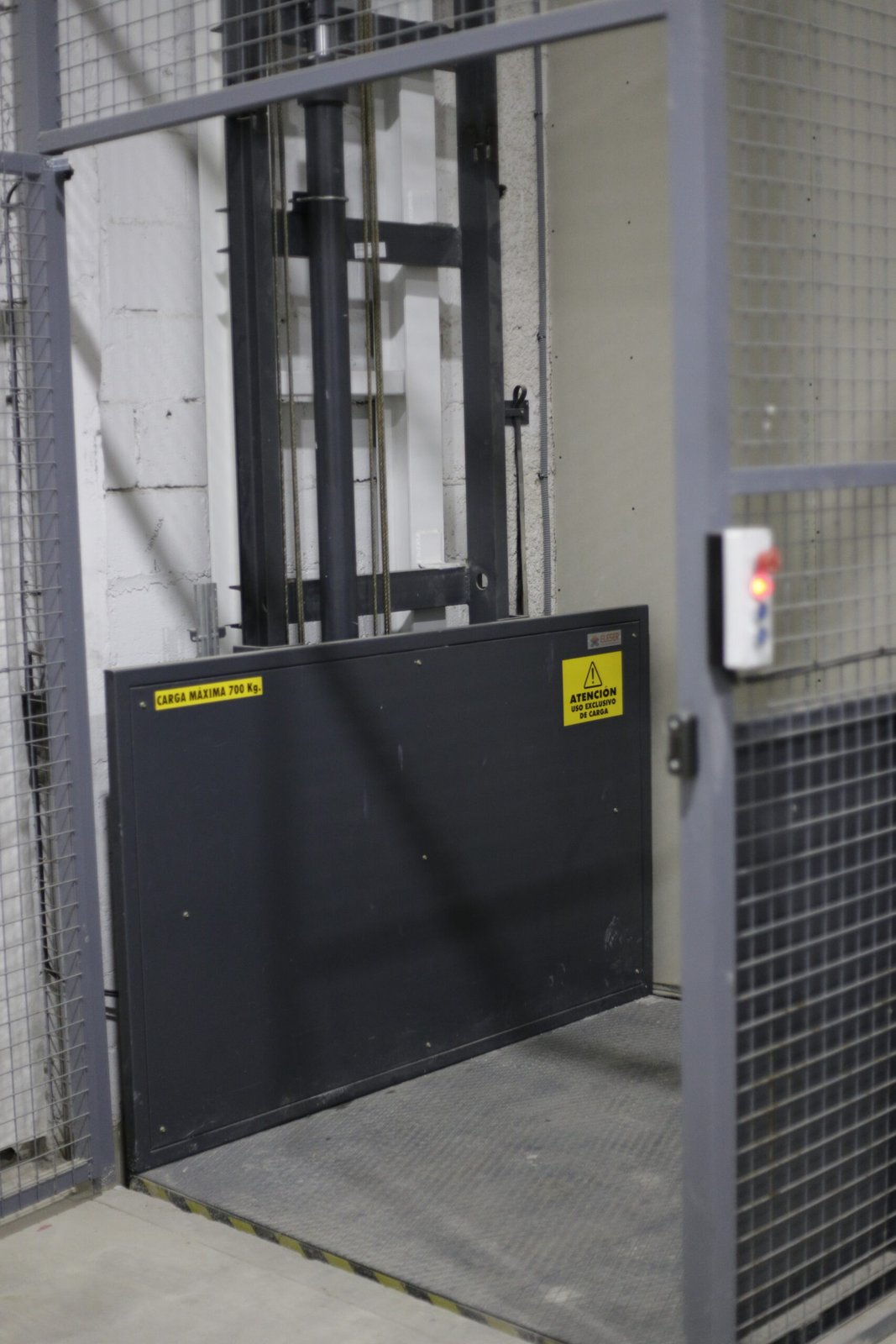 DL-2 en DL-4 kolom goederenliften in zware industriële omgeving met heftruck