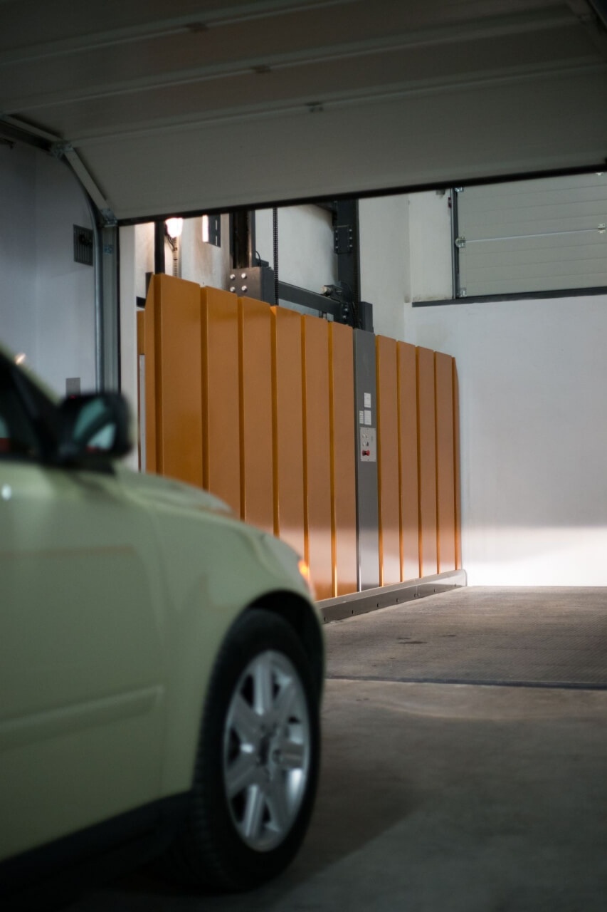 Elecar autolift in private garage zonder inrijhelling