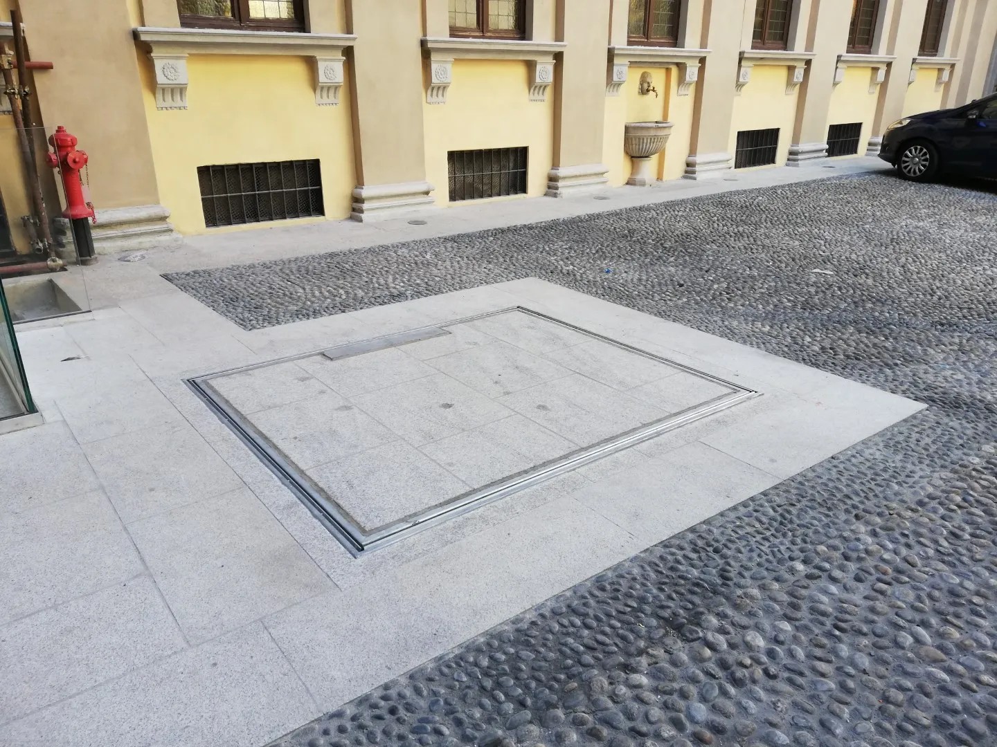 Verzonken concealed lift voor monument