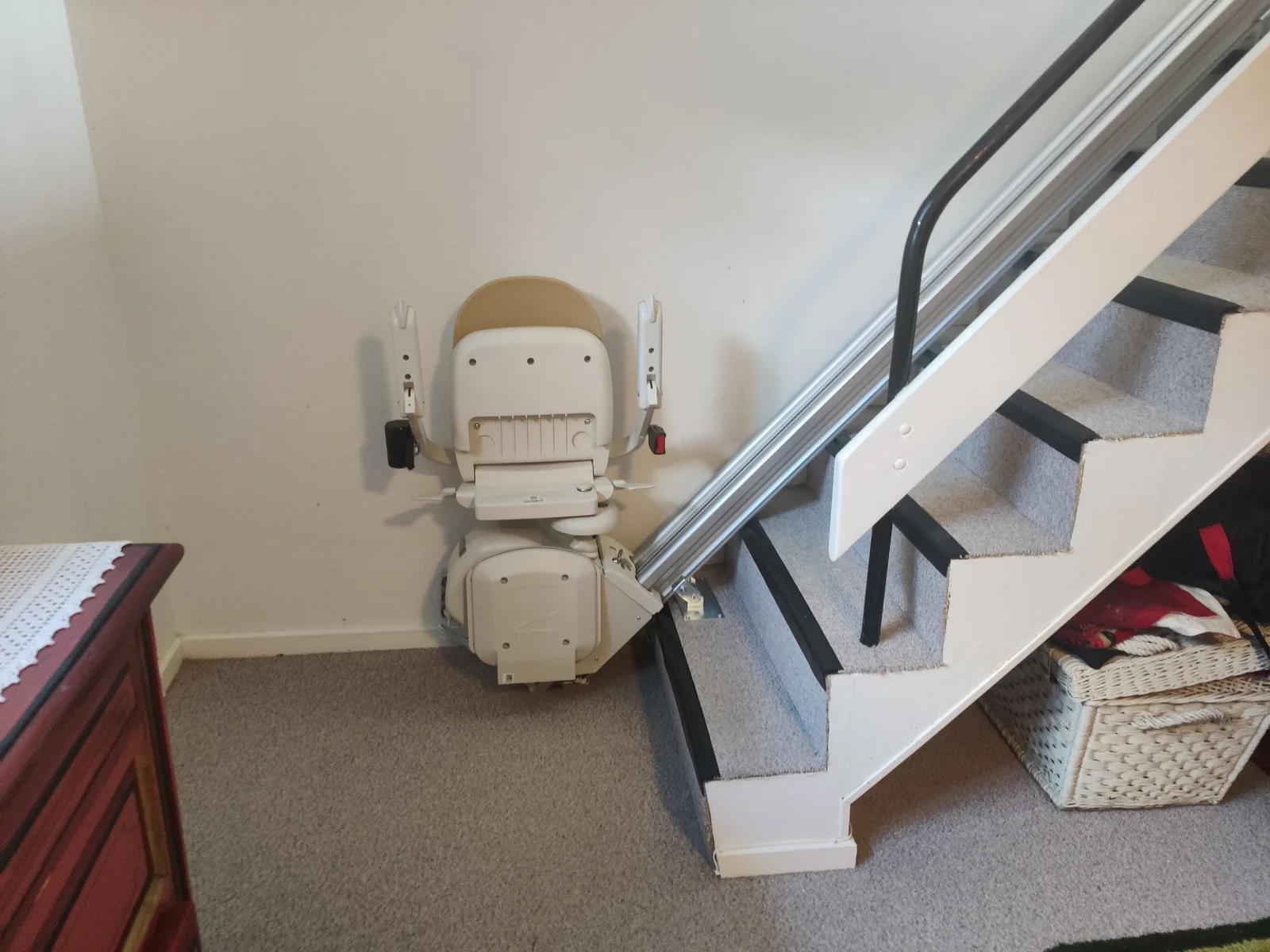 Compacte stoeltjeslift in trapomgeving — discrete installatie