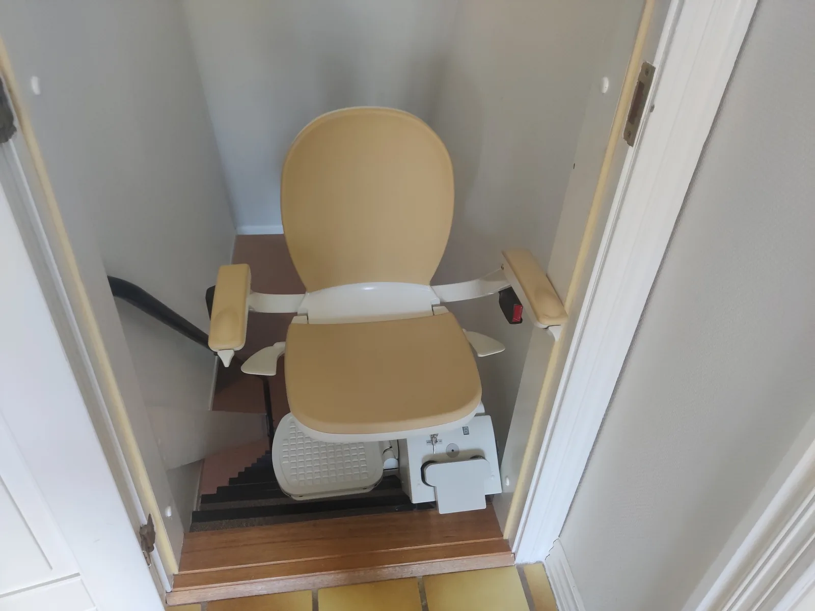 Stoeltjeslift detail — uitgeklapt zitje met armleuningen en voetsteun